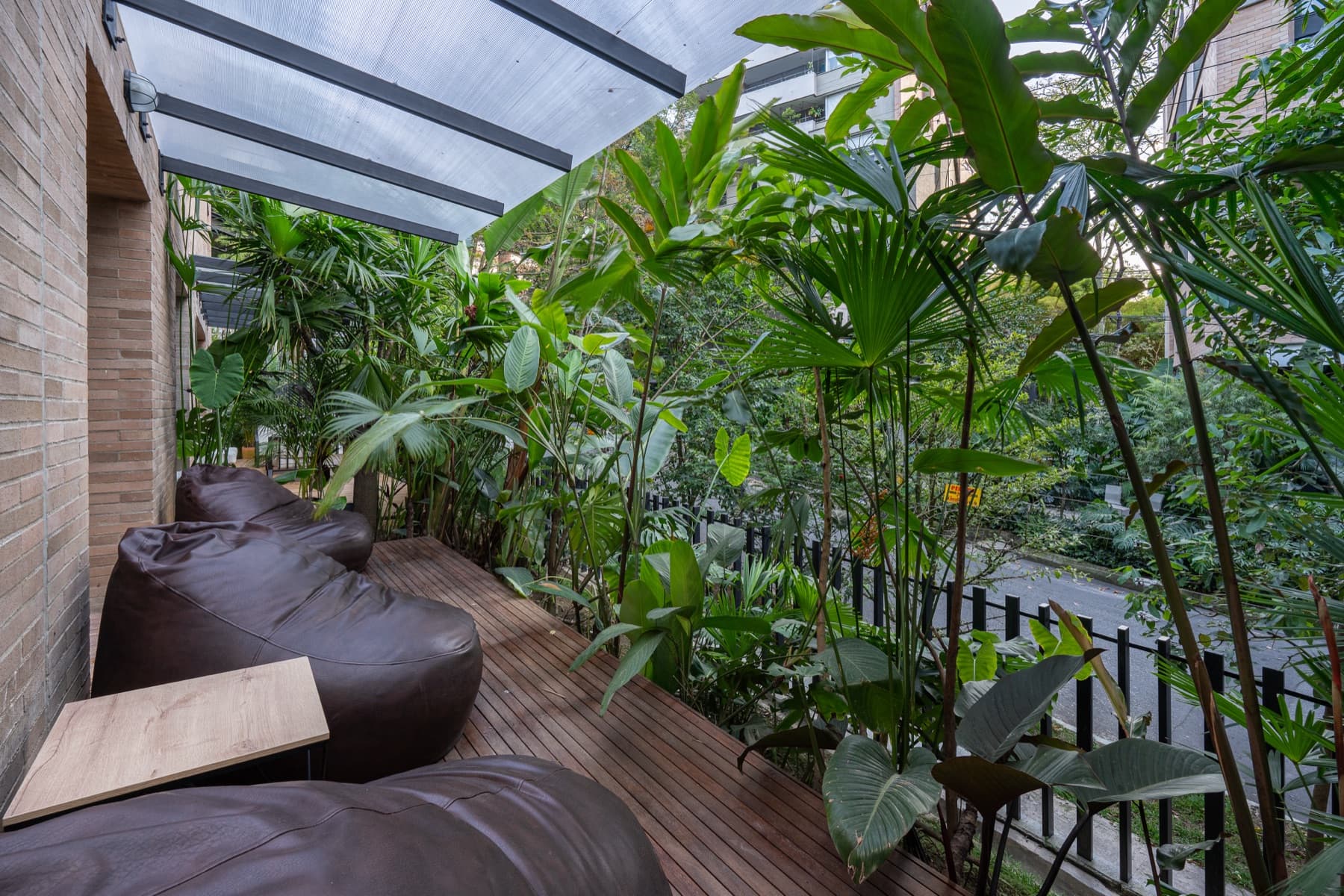 Terraza entre la vegetación